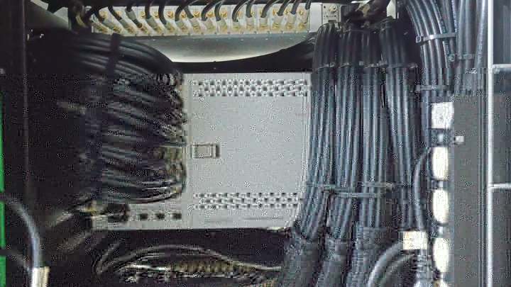 Rack con cableado de red para producción IP